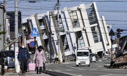 7.4 büyüklüğündeki depremde ölü sayısı artıyor