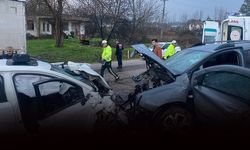 İki otomobil çarpıştı... Feci kazada 2 kişi öldü 2 kişi ağır yaralandı