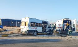 Afyonkarahisar'da minibüs ile kamyonetin çarpışması sonucu 8 kişi yaralandı