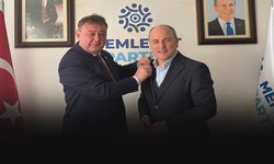 Memleket Partisi İzmir'de son dakika transferi... Rozeti İl Başkanı Oğuz taktı