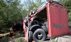 Muğla'da ormanlık alanda devrilen kamyonda sıkışan sürücüyü itfaiye kurtardı