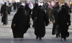 Suudiler'den kılık kıyafet devrimi... Çarşaf yasaklandı