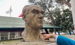 Manisa  Atatürk Anıtı'na baltalı saldırı