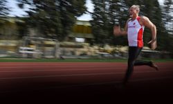 Onu ne kalp ameliyatı ne de kanser durdurabildi... İzmirli atlet Türkiye rekorunu kırdı