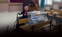 101 yaşındaki Zekiye nine, tekerlekli sandalye ile gelip oyunu kullandı