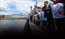 İzmir'de hayatını kaybetmiş sağlık çalışanları için denize karanfil bırakıldı