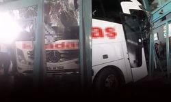 İzmir Otogar'ında faciadan dönüldü... Otobüs yolcu bekleme alanına çarptı!
