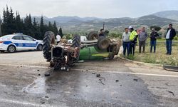 Otomobil ile traktörün çarpıştığı kazada 2 kişi yaralandı