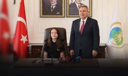İzmir 'de temsili olarak Vali koltuğuna oturan Eda, okullarda robotik kodlama eğitimi istedi
