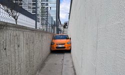 Polisten kaçıyordu: Taksi iki duvar arasına sıkıştı