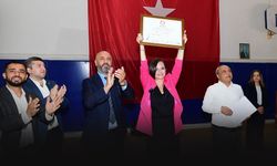 İlçe Seçim Kurulu’ndan coşkulu anlar! Karabağlar'ın yeni başkanı Kınay mazbatasını aldı