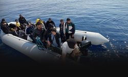 Ege Denizi açıklarında can pazarı... Sürüklenen bottaki 17 düzensiz göçmen kurtarıldı