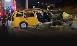 Ticari taksi demir bariyerlere çarptı! Feci kazada 1 kişi öldü çok sayıda yaralı var