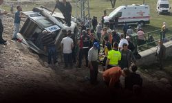 Yolcu minibüsü şarampole devrildi... 3'ü ağır 14 kişi yaralandı!