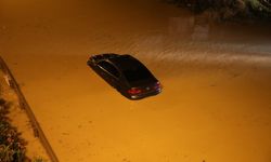 Kenti sağanak vurdu, yollar sulara gömüldü
