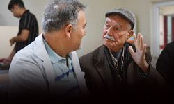 86 yaşındaki Cemil Amca, Eşrefpaşa Hastanesi’nde şifa buluyor