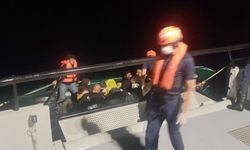 İzmir açıklarındaki botta 14'ü çocuk 29 düzensiz göçmen yakalandı