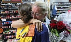 Kazada ölen oğlunun arkadaşları Anneler Günü sürprizi yaptı
