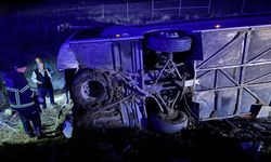 Yolcu otobüsü devrildi... 2 ölü, 20 yaralı