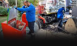 Karşıyaka’da hijyen hamlesi... Çöp konteynerleri tek tek ilaçlanıyor
