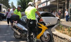 Park halindeki araçlara çarptı... Anne ve oğul yaralandı!