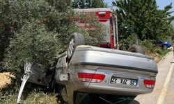 Ödemiş'te takla atan otomobildeki 2 kişi yaralandı