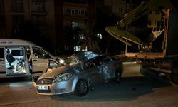 İzmir’de virajlı yolda savrulan otomobil, park halindeki kamyona çarptı: 4 yaralı