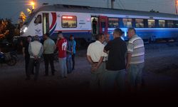 İzmir'de facia kıl payı atlatıldı... Yolcu treni traktöre çarptı
