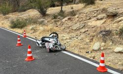 Uşak'ta devrilen motosikletteki çocuk hayatını kaybetti