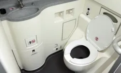 Uçakta ağlayan çocuğu tuvalete kitlediler!