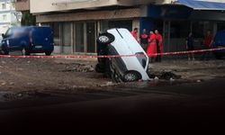 İzmir'de yağıştan etkilenen yol çöktü... Bir araç çukura düştü!