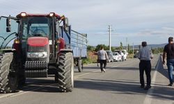 Traktörün römorkuna çarpan motosikletli yaralandı