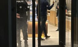 Maskeyle geldi... Müşteriler otururken Starbucks'a molotof kokteyli attı