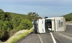 Devrilen kamyonetteki yolcu yaralandı