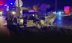 İki otomobil kafa kafaya çarpıştı... Feci kazada 6 kişi yaralandı!