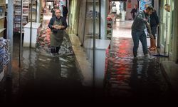 İzmir’i sağanak yağış vurdu... Hayat durma noktasına geldi!