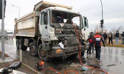 Afyonkarahisar'da iki kamyon çarpıştı, 1 kişi yaralandı