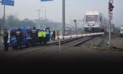 Denizli-İzmir seferini yapan yolcu treni 64 yaşındaki kadına çarptı