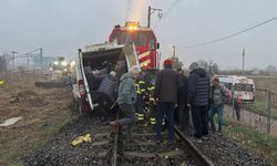 Yük treni işçi servisine çarptı: Yaralılar var!