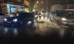 İzmir'de etkili olan sağanak hayatı durma noktasına getirdi!