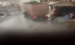 İzmir'de facianın eşiğinden dönüldü... Kayan tır iş yerini teğet geçti!