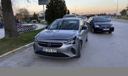 Denizli'de iki otomobilin çarpıştığı kazada 3 kişi yaralandı