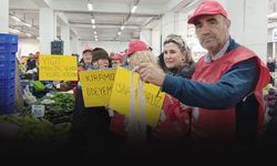 İzmir'de emeklilerden ilginç protesto... Pazarda boş file ile dolaştılar!