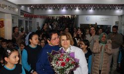38 yıllık öğretmene Ferdi Tayfur şarkılı veda