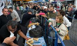 Hamsi festivalinde metrelerce kuyruk oluştu