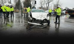 Otomobille çarpışan ambulans devrildi; 1 yaralı