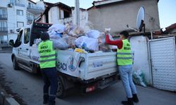 Dikili Belediyesi, ihtiyaç sahibi vatandaşların yuvalarını ısıtmaya devam ediyor