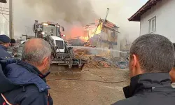 Uşak'ta yangında 6 ev zarar gördü