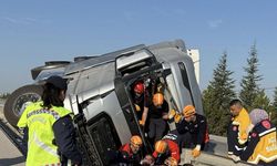 Beyaz eşya yüklü TIR devrildi: 2 yaralı