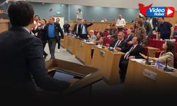 Büyükşehir Meclisinde gergin anlar... Tugay ve CHP’li meclis üyelerinden 'vurmalı' protesto!